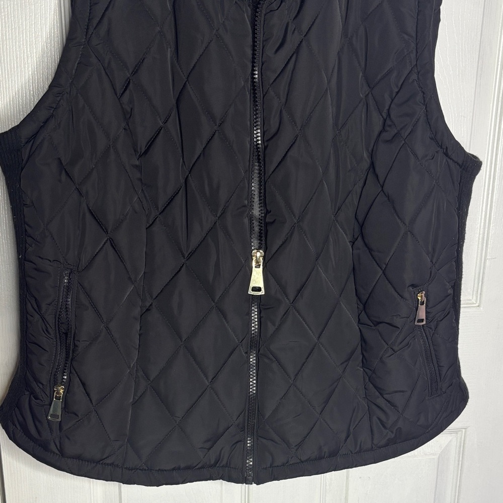 Stylish Women's Black Quilted Vest - Picture 3 of 6